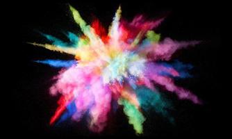 explosión de polvo de colores, aislado sobre fondo negro foto