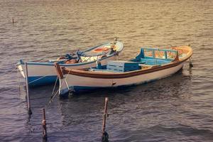 los barcos anclados en el puerto foto