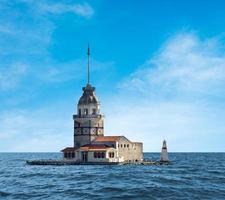 torre de la doncella y silueta de estambul en un día soleado foto