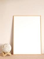 cartel de madera vertical moderno y minimalista o maqueta de marco de fotos en la mesa de madera de la sala de estar. representación 3d