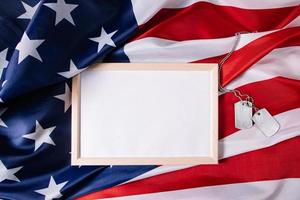 concepto del día conmemorativo. marco vacío para texto y bandera americana. placas de identificación militares. foto