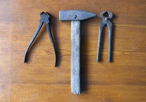 herramientas antiguas martillo y tenazas foto
