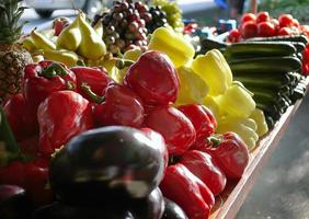 varios tipos de verduras coloridas se venden en el puesto del mercado de agricultores de la mañana foto