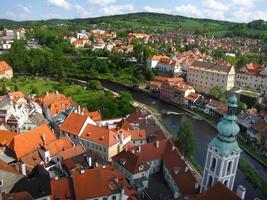 paisaje urbano de la hermosa cesky krumlov en techos de color naranja y verde en un día soleado foto