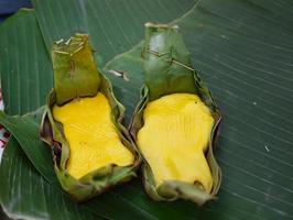 bocadillos locales del norte de tailandia huevos a la parrilla en hojas de plátano kai pam foto