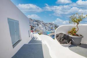 arquitectura blanca calle caldera en la isla de santorini, grecia. hermoso paisaje de verano, vista al mar. foto