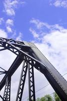 puente ferroviario de acero sobre fondo de cielo bule foto