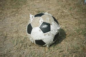 fútbol viejo en la hierba foto