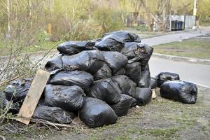 bolsas de basura negras después de la limpieza de calles foto