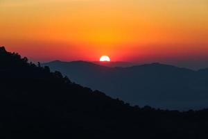 puesta de sol de landscpae con silueta de montaña foto