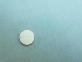 píldora o tableta de medicina farmacéutica sobre fondo azul. foto