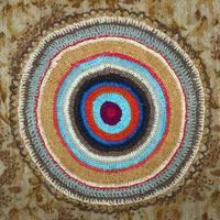 alfombra de punto redonda en diferentes colores de hilos foto