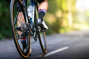 atleta de ciclismo se prepara para andar en bicicleta en la calle, carretera, con alta velocidad para hacer ejercicio y competir en gira profesional foto