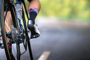 atleta de ciclismo se prepara para andar en bicicleta en la calle, carretera, con alta velocidad para hacer ejercicio y competir en gira profesional foto