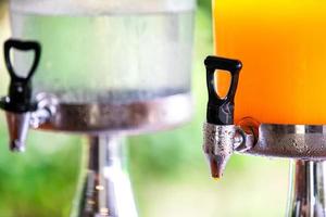 jugo de naranja fresco de naranja fresca con alto contenido de vitamina c de la granja en jarra o tarro para frescura en la mañana con desayuno en restaurante hotel y resort para saludable foto