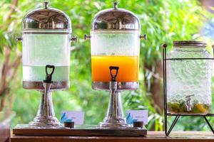 jugo de naranja fresco de naranja fresca con alto contenido de vitamina c de la granja en jarra o tarro para frescura en la mañana con desayuno en restaurante hotel y resort para saludable foto