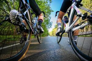 atleta de ciclismo se prepara para andar en bicicleta en la calle, carretera, con alta velocidad para hacer ejercicio y competir en gira profesional foto