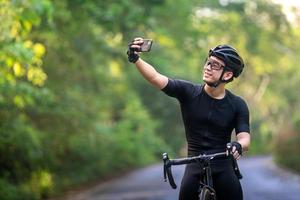 feliz ciclismo selfie su foto para social durante el paseo en bicicleta en la calle, carretera, con alta velocidad para el ejercicio de la afición y la competencia en la gira profesional
