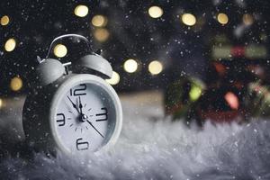 decoración temática del día de navidad con sombrero de santa y reloj retro blanco. calendario de bloque de cubo de madera fecha actual 26 y mes de diciembre. copia espacio para texto. celebración navidad y concepto x'mas. foto