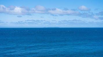 una isla lejana vista desde meat's cove, cape breton foto