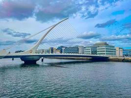 ingeniería creativa en el famoso puente de dublín, irlanda foto