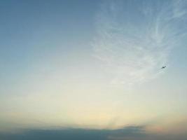 hermoso cielo al atardecer foto