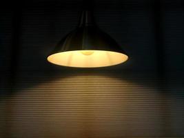 la luz de la lámpara para decorar la habitación. foto