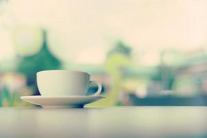 una taza de café con leche en la cafetería. foto