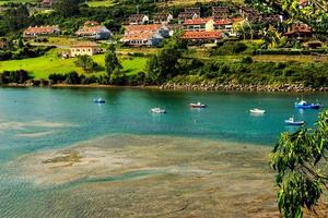 vistas desde lo alto del pueblo de san vicente de la barquera, cantabria, spain.imagen horizontal. foto