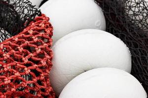 red de pesca negra y roja con corchos blancos en el puerto de santona, cantabria, españa. imagen horizontal foto