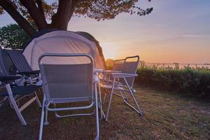 mesa y sillas de camping al amanecer en bretaña foto