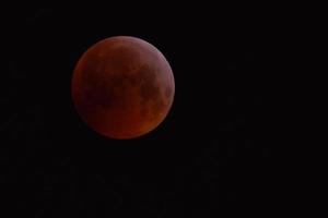 luna de sangre: esta es una imagen en color de la luna durante el eclipse lunar del 21 de enero de 2019 vista desde alemania. foto