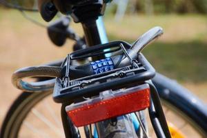 corte de una bicicleta, portabicicletas con cerradura de combinación foto