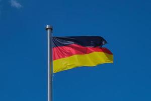 bandera alemana contra el cielo azul foto