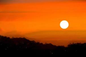 Foto del atardecer del paisaje del océano