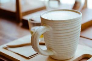 taza de café con leche en un café acogedor. foto