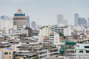 edificios densos en la ciudad de bangkok. foto