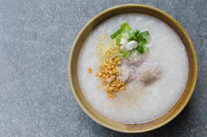 Congee de arroz chino con albóndigas. foto