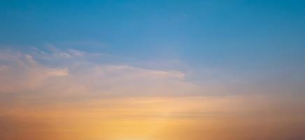 fondo de cielo de puesta de sol naranja brillante con nubes de colores suaves, enfoque suave foto