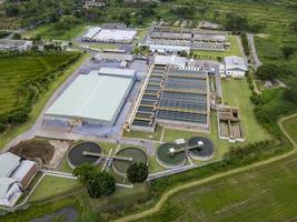 vista aérea del tanque de tratamiento de agua circular para limpiar y reciclar las aguas residuales contaminadas del polígono industrial