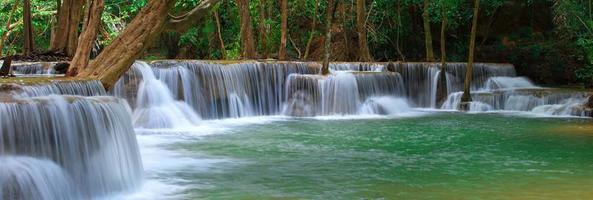 vista panorámica de las cascadas de huay mae khamin, kanchanaburi, tailandia con espacio de copia para el propósito de destino de viaje de diseño foto