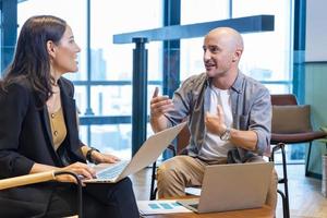 el cliente está escuchando la sugerencia del banquero sobre el fondo mutuo que le gustaría invertir para el concepto de inversión y asesoramiento financiero foto