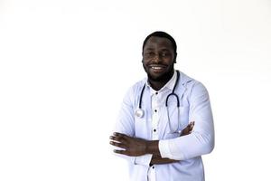 médico afroamericano sonriendo con uniforme completo y estetoscopio sobre fondo blanco para uso médico y sanitario foto