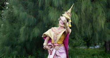 khon performance arts agissant divertissement danse costume traditionnel dans le parc. spectacle de pantomime de danse en Asie. culture thaïlandaise et concept de danse thaïlandaise.