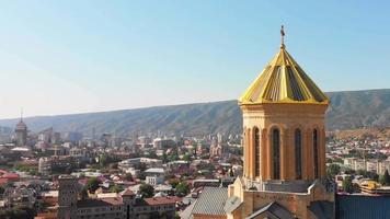 vista aérea hasta la catedral de la santísima trinidad arquitectura sameba en tbilisi. cristianismo en caucasus.georgian monumentos famosos
