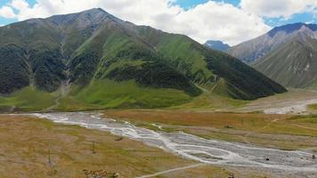 vista aerea del passo della valle del truso con lo sfondo delle bellissime montagne del Caucaso. punto di vista zakagori a kazbegi video