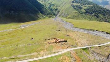 drone pilota volare drone all'aperto in posizione panoramica della natura all'aperto nel parco nazionale di kazbegi di una giornata di sole. concetto di ripresa di filmati commerciali video