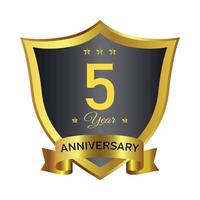 diseño de placa de aniversario con color degradado dorado. diseño de placa real de aniversario con forma de escudo. diseño de placa dorada y negra con ilustración de vector de cinta.