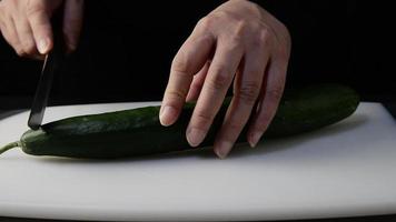 chef cortando vegetais de pepino para fazer sushi - pessoas com conceito de comida japonesa de prato favorito