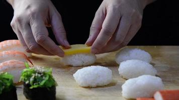 femme préparant des sushis - personnes avec plat préféré concept de cuisine japonaise video